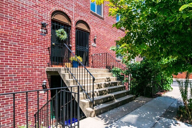Building Photo - Beautiful Three Bedroom in Washington Square West