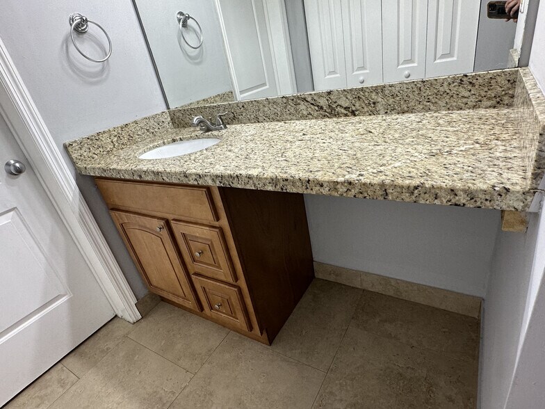 Building Photo - 2810 N Oakland Forest Dr