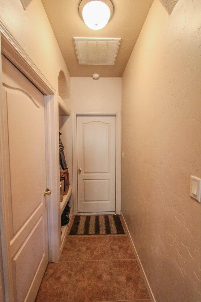 Building Photo - Plenty of space with this 4 Bedroom, 2 Bat...