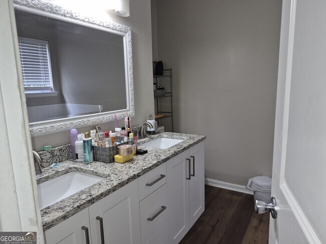 Building Photo - 418 Summer Hill Cir