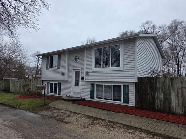Building Photo - Updated 3 bedroom Kenosha home