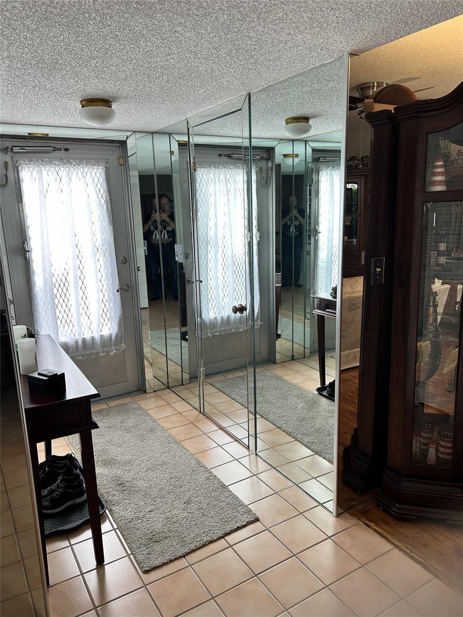 Building Photo - 3121 N Palm Aire Dr