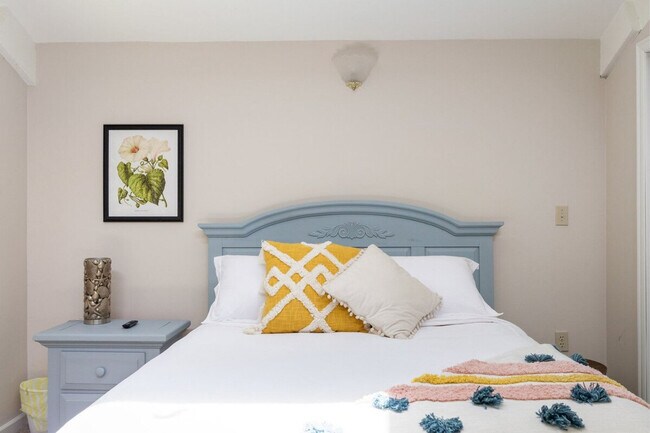 Building Photo - 901 Center St NE