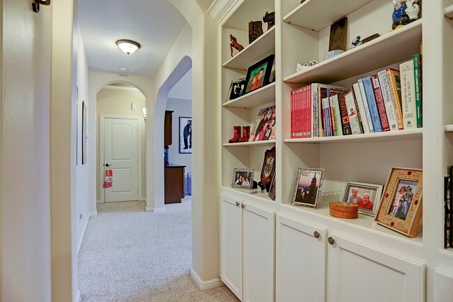 Building Photo - 1611 Lynnview Dr