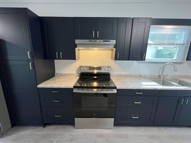 Building Photo - NEWLY REMODELED 3 BEDROOM HOME NEAR CIVIC ...