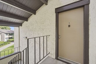 Building Photo - Top Floor 3 Bed, 2 Bath Condo in Desirable Greenhouse 1 Community!
