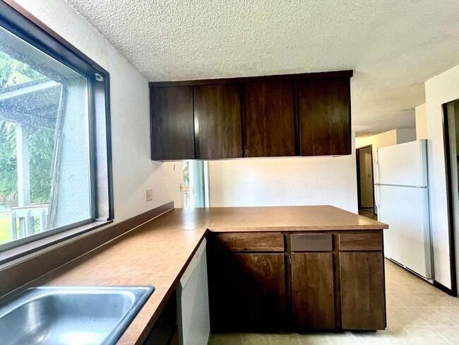 Building Photo - Upper-Floor Unit in Fourplex near Tacoma Mall