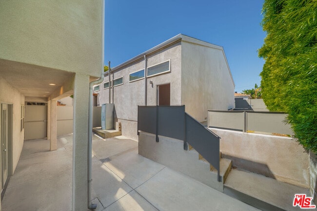 Building Photo - 726 W 37th St