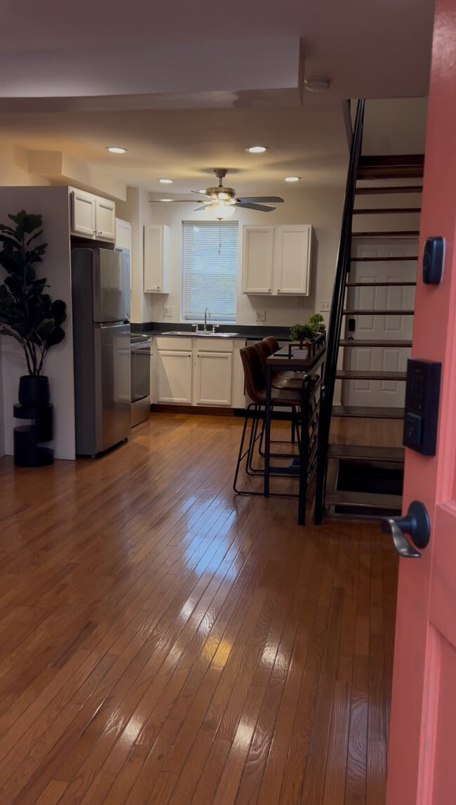 Building Photo - 1011 Hollins St