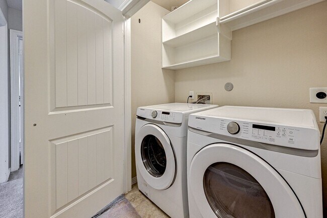 Building Photo - Charming 3-Bedroom Home with Modern Amenit...