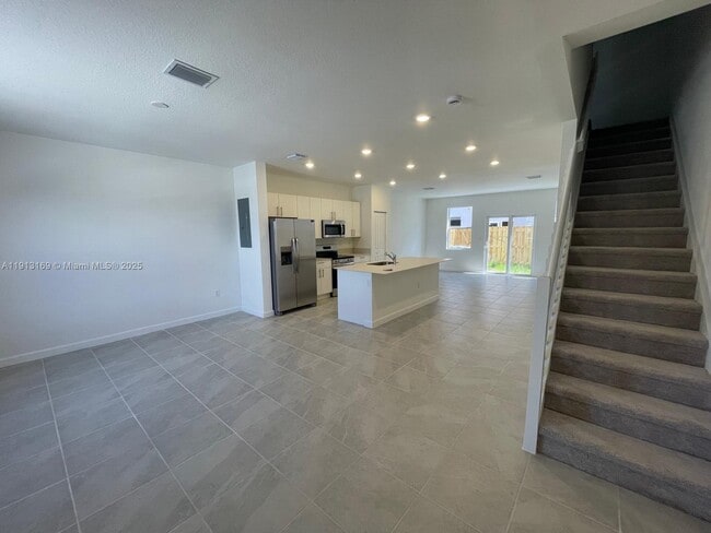 Building Photo - 1076 SE 2nd St