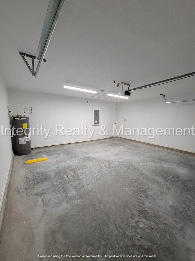 Building Photo - Newer 4 Br, 2 Bath home