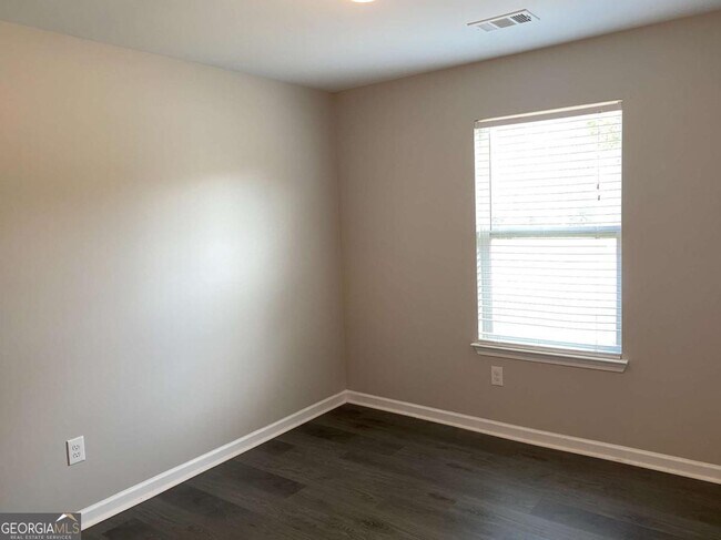 Building Photo - 701 Walnut Woods Dr