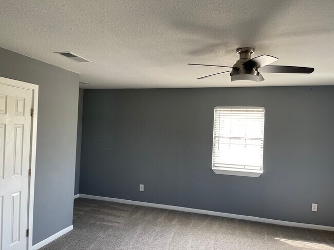 Building Photo - 15500 University Dr