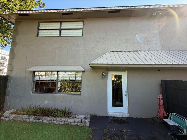 Building Photo - 608 NE 29th Dr