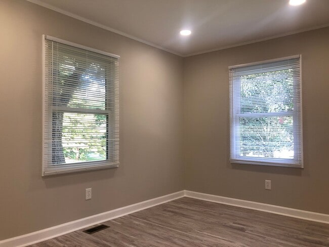 Building Photo - MOVE-IN READY!