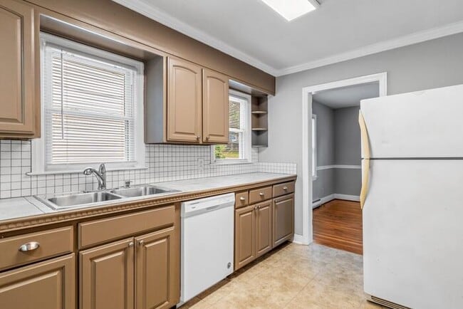 Building Photo - Updated Home- Near State Street! LR, DR, J...