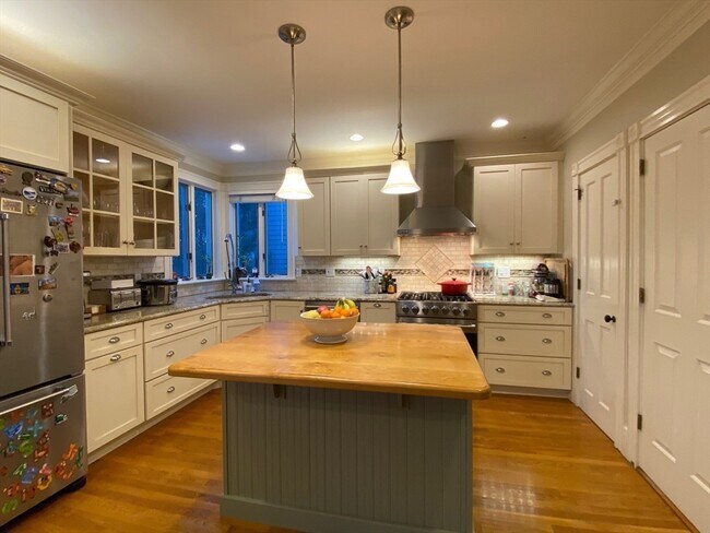 Building Photo - 35 Wellesley St