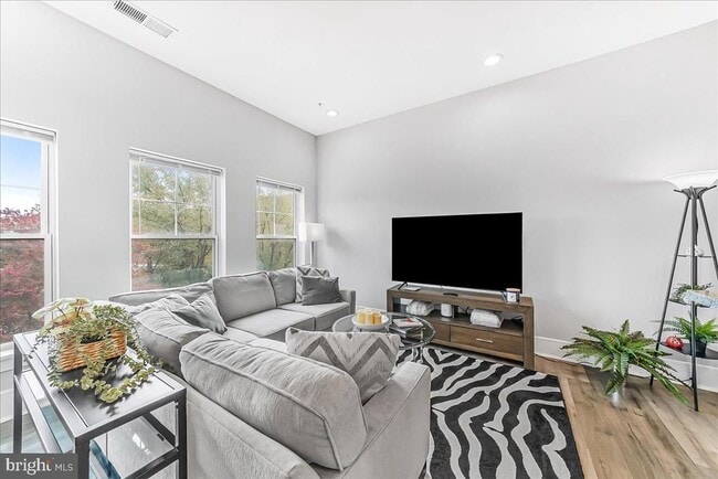 Building Photo - 537 Apple St