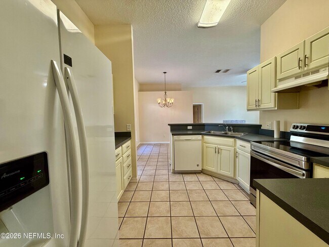 Building Photo - 2418 Hydrangea St