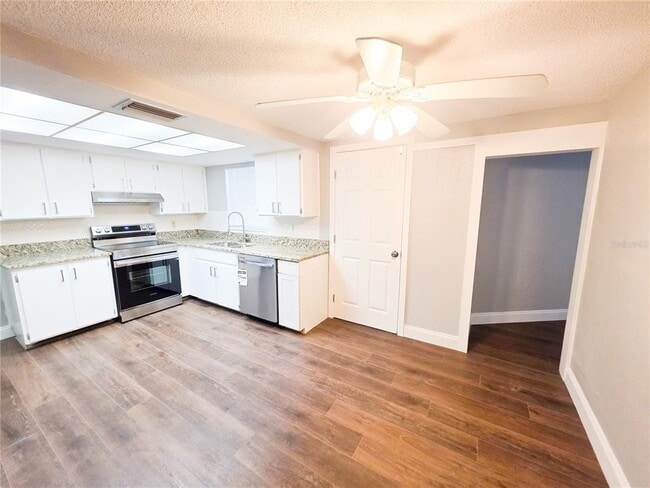 Building Photo - 7435 Hollyridge Dr