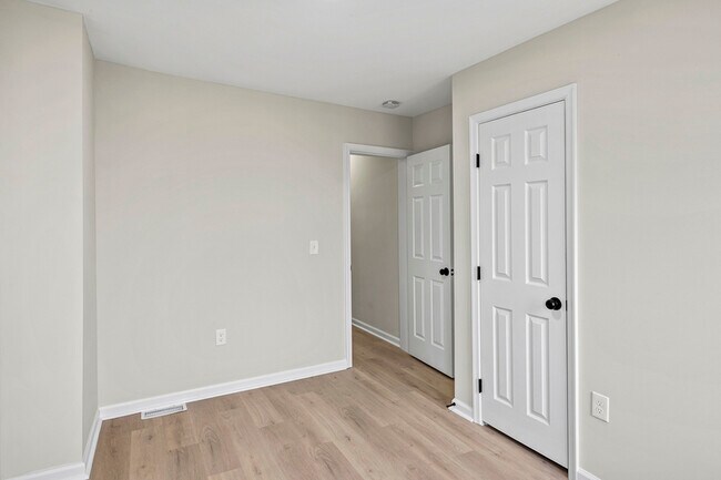 Building Photo - 139 N Lakewood Ave