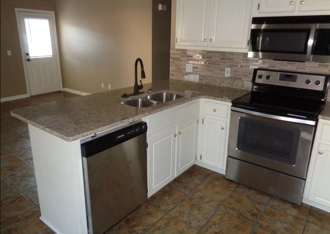 Building Photo - 3 Bed/ 3 Bath located just off South Lamar