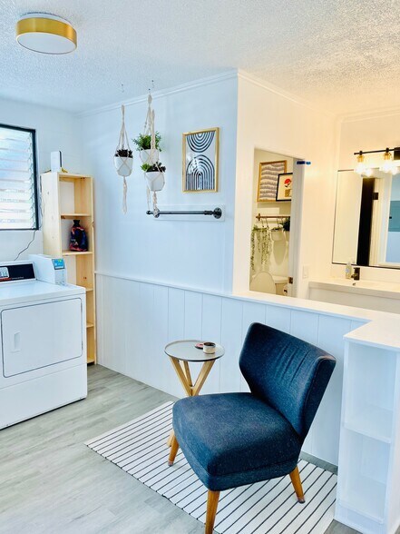 laundry chair - 2864 Waialae Ave