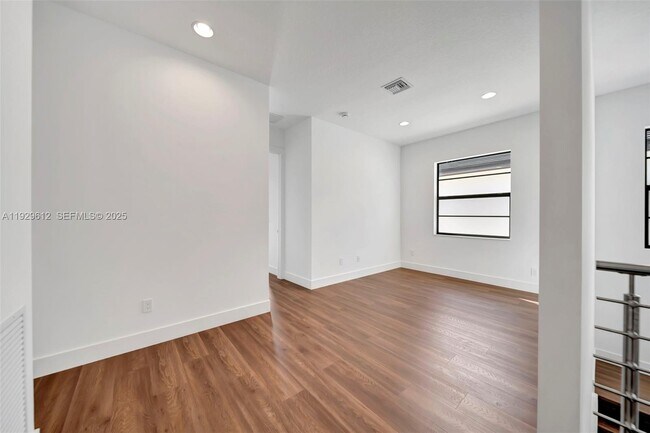 Building Photo - 1427 SW 23rd St