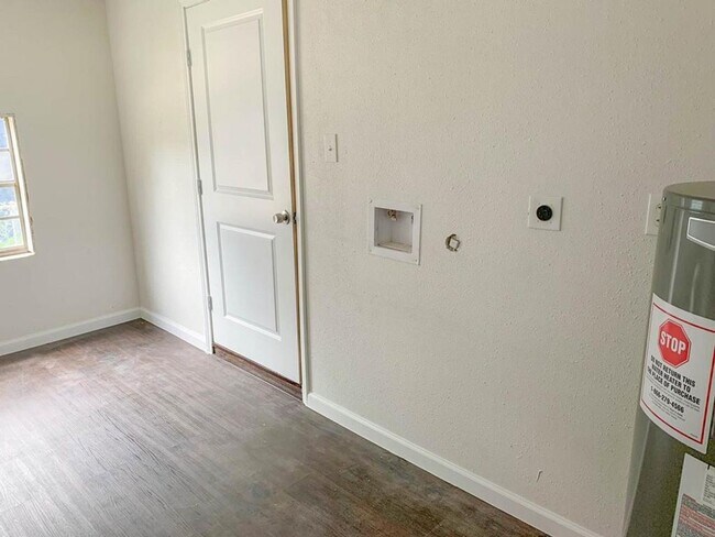 Building Photo - 303 Harlem St