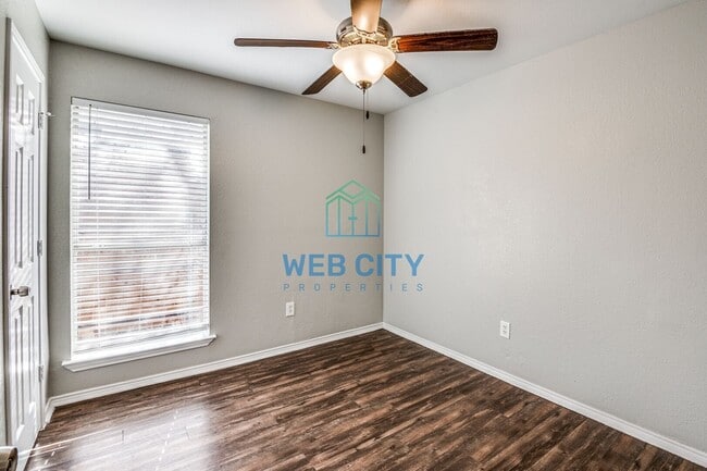 Building Photo - 6527 Leana Ave