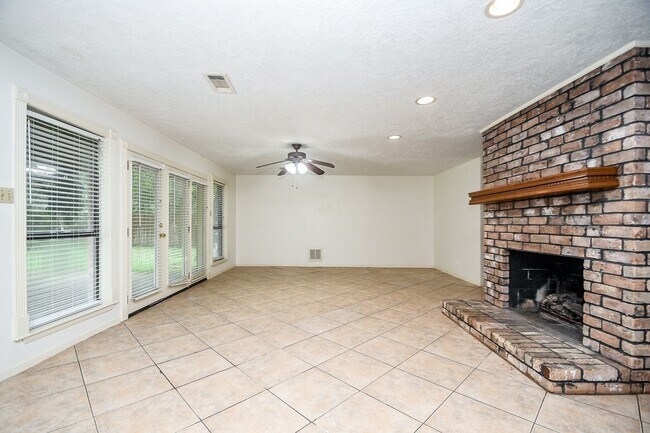 Building Photo - 6702 Spring Leaf Dr