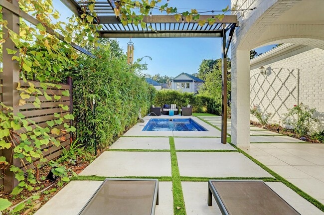 Building Photo - 1502 Whispering Pines Dr