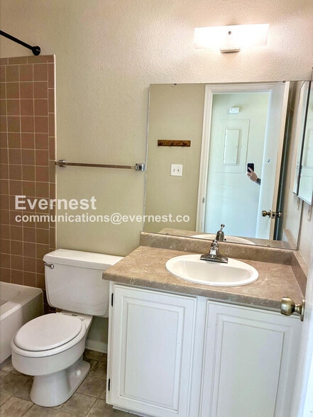 Building Photo - 2924 Ross Dr