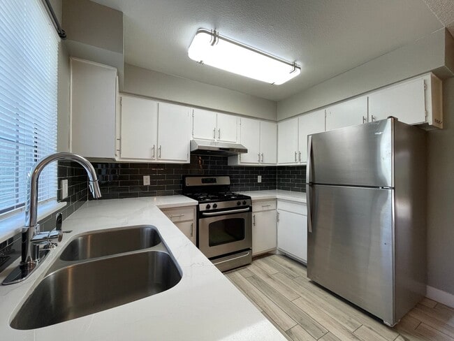 Building Photo - 2 BED 2 BATH TOWNHOUSE NEAR LAKE MEAD AND ...