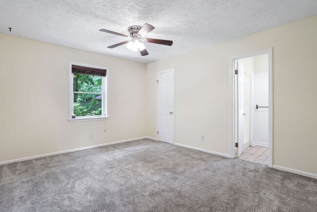 Building Photo - Adorable 3/2 on large corner lot