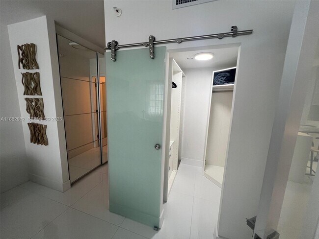 Building Photo - 100 Lincoln Rd