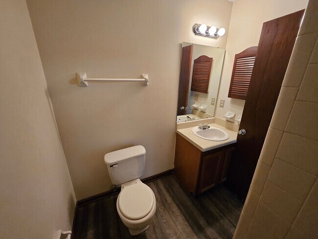 Building Photo - $1150 - 2/2 - Jefferson Square has receive...