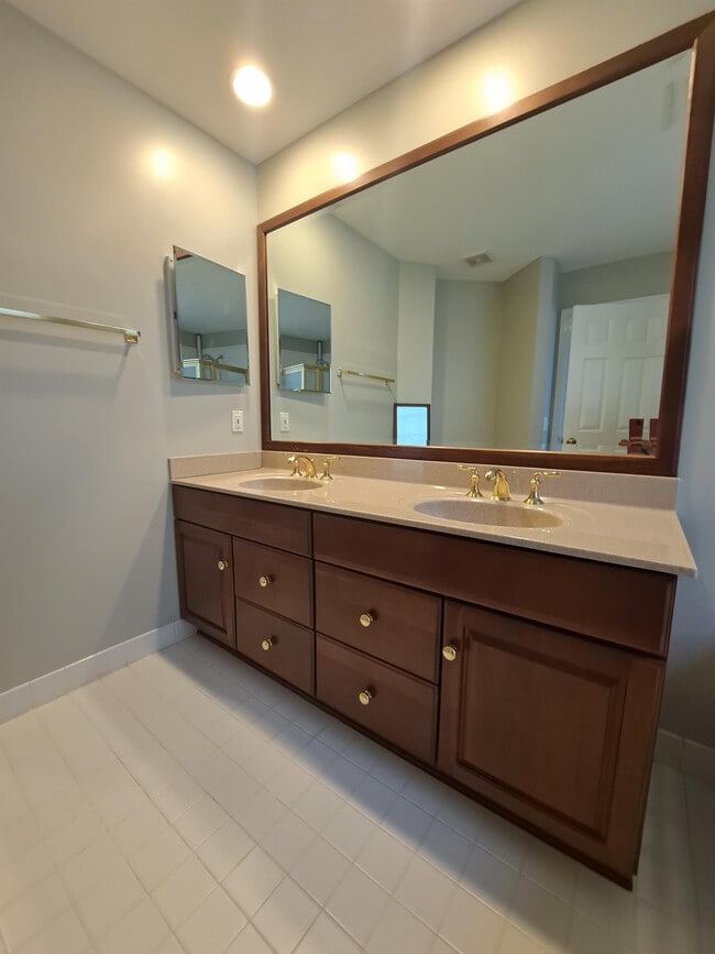 Building Photo - 7738 Heritage Woods Way