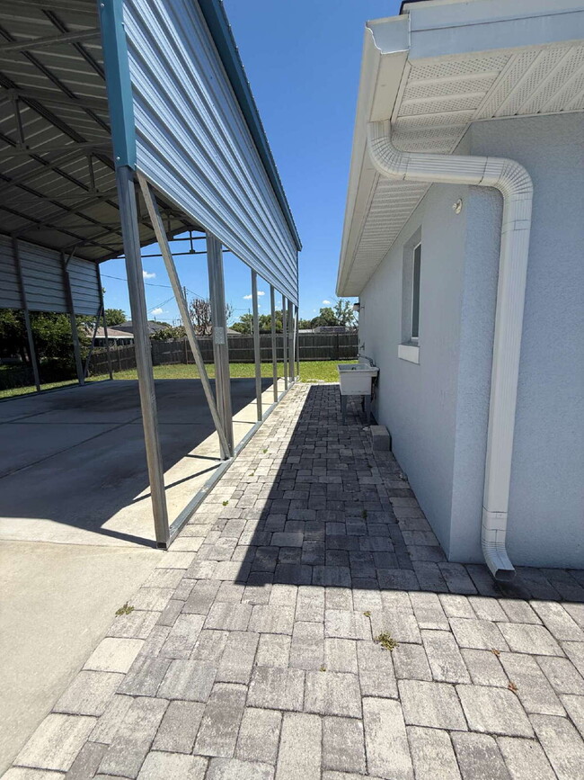 Building Photo - Beautiful and Spacious 3/2 with Separate Entrance 1/1 In-Law Suite, RV Parking
