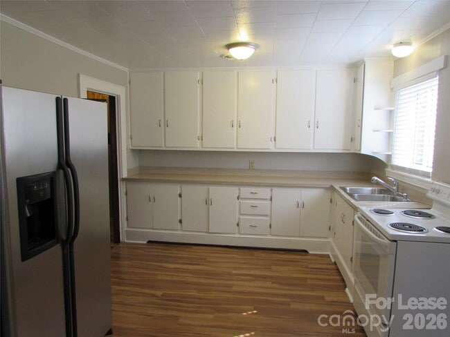 Building Photo - 338 Culp St