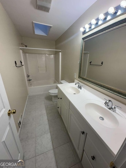 Building Photo - 685 Garibaldi St SW