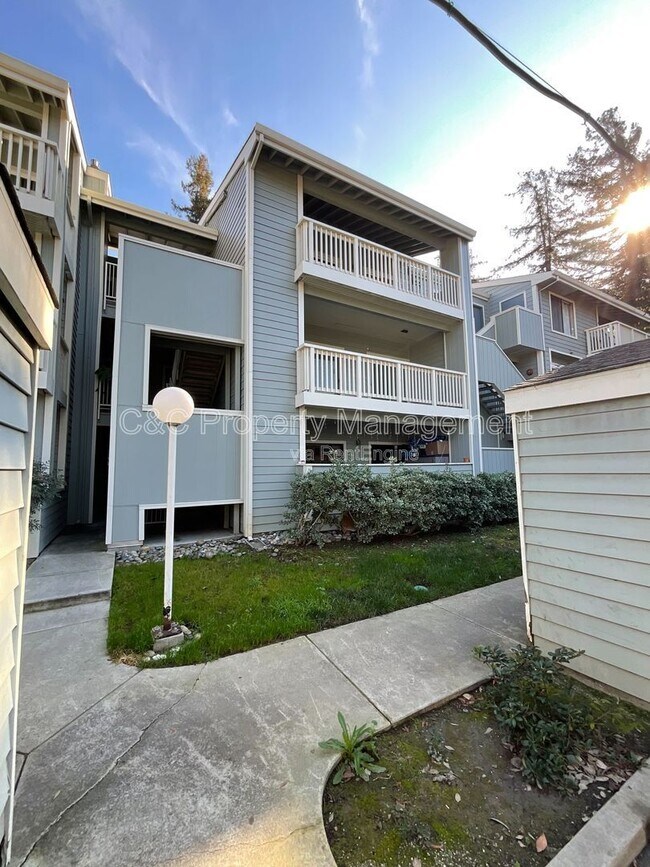 Building Photo - 37050 Meadowbrook Common