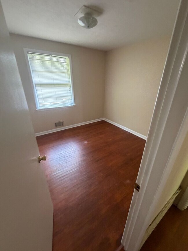 Building Photo - 3012 Pinewood Dr