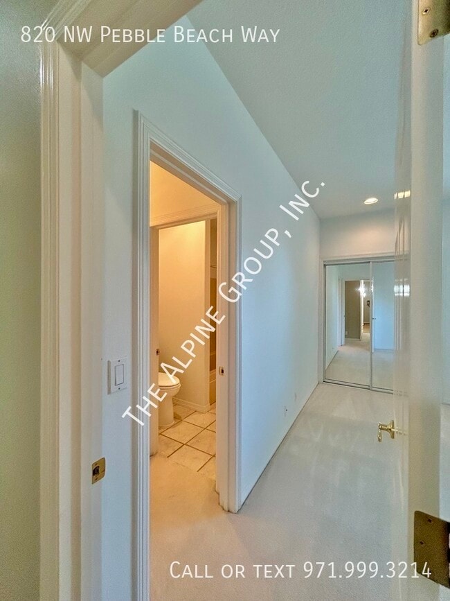 Building Photo - 820 NW Pebble Beach Way