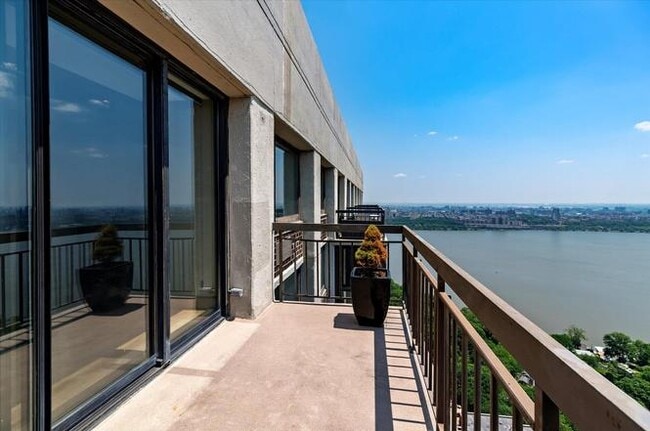 Building Photo - Palis Blv