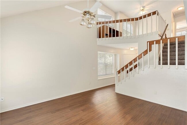 Building Photo - 3 bedroom 2 full bath duplex near campus