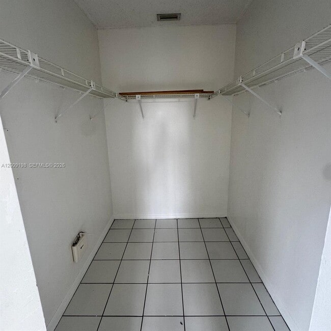 Building Photo - 21215 NE 9th Ct