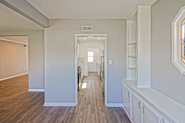 Building Photo - REMODELED, BRIGHT & AIRY 3BR2BA HOME W/ DETACHED GARAGE, CHARMING FRONT PORCH/YARD & HUGE REAR YA...