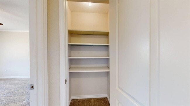 Building Photo - 904 University Oaks Blvd